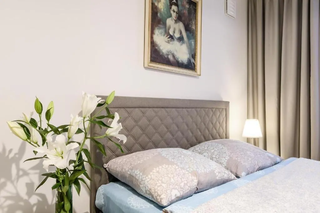 Europa22 Centrum: Old Town Warsaw Apartment in Historic Building 0*,  Poland
